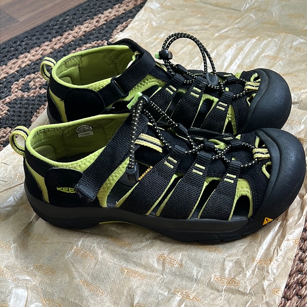 Men’s Black and Green Keen Sandals Size 6